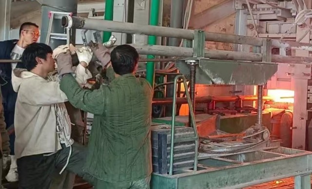 【齐心协力保生产】滇凯公司齐心协力打赢浮法车间生产线“停电应急保卫战”